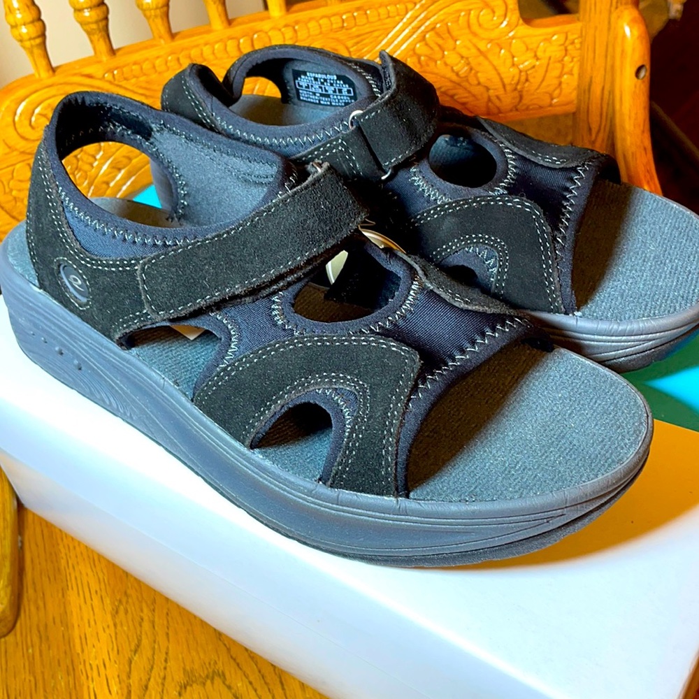 New in Box!! Easy Spirit Fabulous Size 7